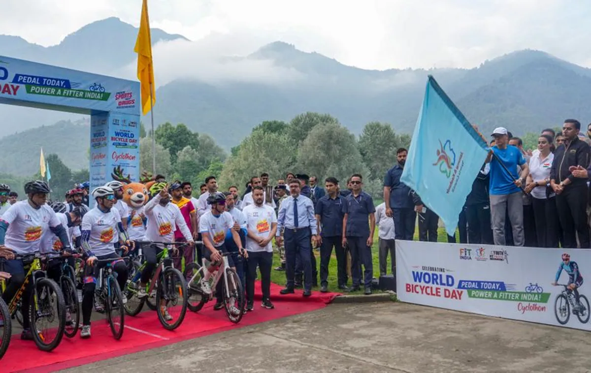 Omar flags off cyclothon in Srinagar